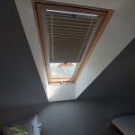 Sypialnia - plisy w oknie dachowym