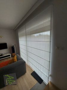Opuszczone rolety rzymskie