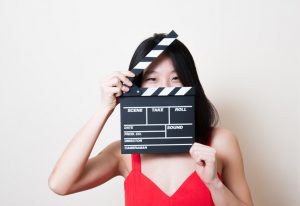 Azjatka z klapsem filmowym