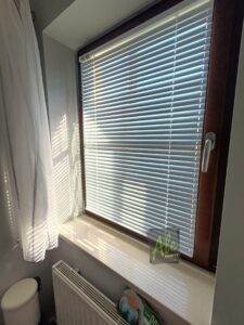 Jasne żaluzje aluminiowe 25 cm w brązowej ramie