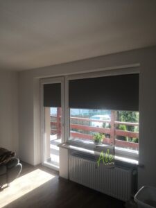 Ciemne rolety - okno i drzwi