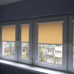 Żółte rolety - kilka okien