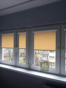 Żółte rolety - kilka okien