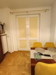 Żółte rolety w kasecie